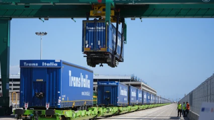 (Foto de ARCHIVO)Obras durante la inauguración de la autopista ferroviaria Valencia-Madrid, en el Puerto de Valencia, a 22 de julio de 2024, en Valencia, Comunidad Valenciana (España). La autopista conecta el puerto valenciano con la terminal de Abroñigal (Madrid) y permitirá a los camiones viajar de Italia a Madrid haciendo transbordo en el recinto portuario valenciano ahorrando así emisiones de CO2 a la atmósfera, en tanto que los camiones circularán por tren en vez de por carretera. La autopista es un proyecto compartido entre TransItalia y Tramesa con colaboración público-privada, en este caso del Ministerio de Transporte y sus organismos dependientes Puerto de Valencia y Adif (Administrador de Infraestructuras Ferroviarias).Jorge Gil / Europa Press22 JULIO 2024;VALENCIA;AUTOPISTA FERROVIARIA VALENCIA MADRID;FUNCIONAMIENTO22/7/2024