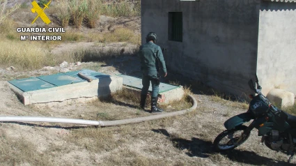 Un agente durante  la Operación Zahorí en la que se ha investigado el robo de agua