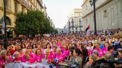 Miles de andaluces protestan por los fallos en el cribado de cáncer de mama: "Nuestras vidas no pueden esperar"