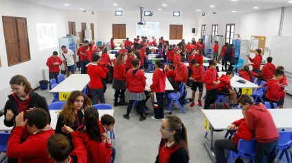 Estudiantes en su aula en una escuela en la isla española de Mallorca