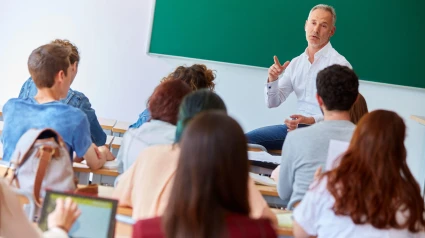 Profesor con estudiantes