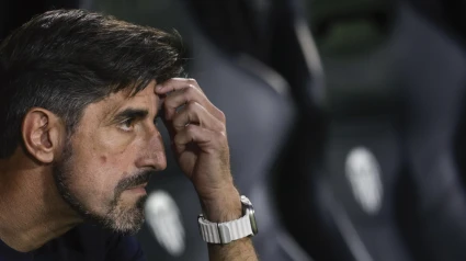 Paunovic, en el banquillo de Mestalla, dirigiendo un partido del Real Oviedo
