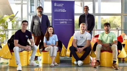 Marcus Cooper junto a los participantes en la mesa redonda