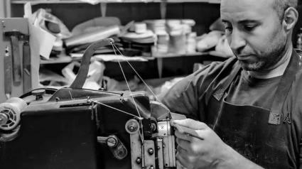 Joselillo haciendo un zapato en su taller