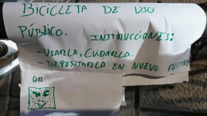 La bicicleta llevaba pegado en el cuadro un llamativo cartel, con un curioso mensaje