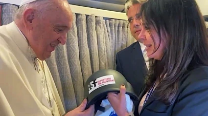 El papa Francisco recibe el casco de RSF