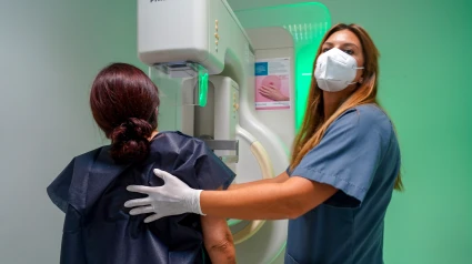 (Foto de ARCHIVO)Una señora con ayuda de una enfermera se hace una mamografía gratuita en Quirónsalud Infanta Luisa por el Día Internacional del Cáncer de Mama a 19 de octubre 2021 en Sevilla, Andalucía. El Hospital Quirónsalud Infanta Luisa de Sevilla, ofrece la posibilidad de realizarse mamografías gratuitas a todas aquellas mujeres mayores de 45 años que no hayan pasado una revisión en el último año. Estas pruebas se realizan por el Día Internacional del Cáncer de Mama en el Servicio de Radiología del Hospital Quirónsalud Infanta Luisa sin necesidad de cita previa.Eduardo Briones / Europa Press19/10/2021