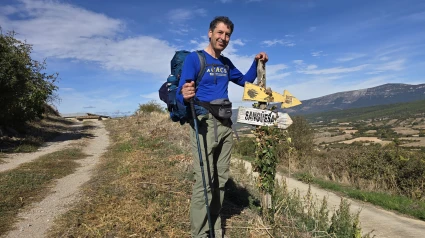 Antón Pombo realizando una ruta del Camino de Santiago Francés por Aragón