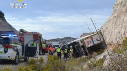 El camión que transportaba mercancías peligrosas volcó sobre la calzada en la N-122 y su conductor cuadriplicaba la tasa de alcohol