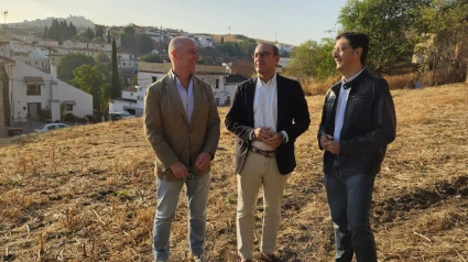 El concejal de Urbanismo, Tirso Leal; el alcalde de Cáceres, Rafael Mateos, y el concejal de Infraestructuras, Víctor Bazo, en la parcela que se convertirá en un aparcamiento en la zona de Tenerías