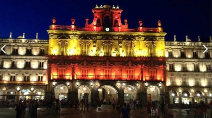 La plaza mayor de Salamanca se ilumina con los colores de la bandera de España