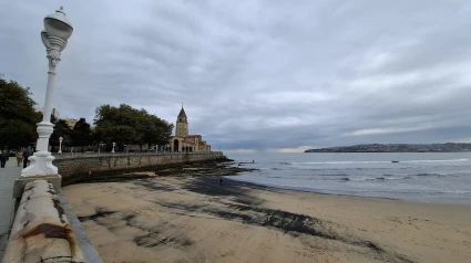 Carbón en la playa de San Lorenzo, de Gijón