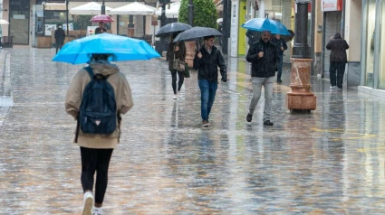 La ciudad bajo la lluvia, en foto de archivo