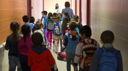 Estudiantes en el pasillo de un colegio