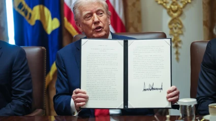 El presidente de Estados Unidos, Donald Trump, sostiene un documento durante una reunión del gabinete en la Casa Blanca, en Washington, DC, EE.UU.