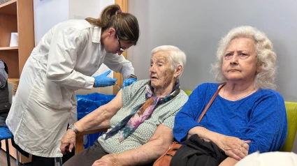 Luisa, una de las primeras asturianas en recibir la vacuna de la gripe