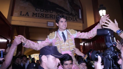 Sebastián Castella, en su salida a hombros este jueves en Zaragoza