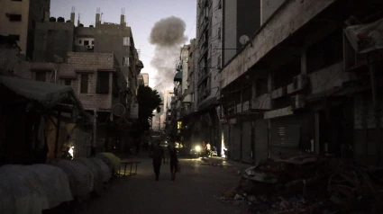 El humo se eleva tras los ataques aéreos israelíes en el barrio de Al Sheikh Redwan durante una operación militar israelí en la ciudad de Gaza, Franja de Gaza.