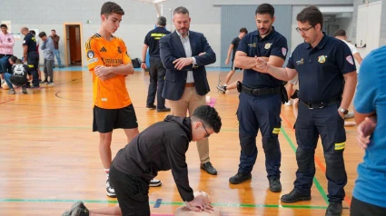Personal del servicio de Emergencias forma a estudiantes de un instituto en técnicas de reanimación cardiopulmar