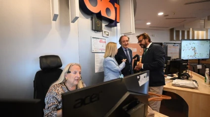 El delegado del Gobierno andaluz en Granada, Antonio Granados, a la derecha en la imagen, ha participado en una visita al 061