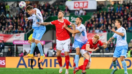 Arnautovic intenta rematar un balón ante la defensa de San Marino.