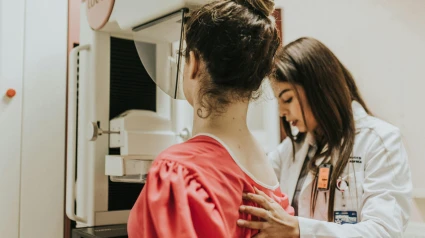 Mujer haciéndose una mamografía
