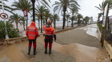 Efectivos de Bomberos, Protección Civil y Guardia Civil desalojan a los vecinos del camping Villas Caravaning de La Manga (Murcia)