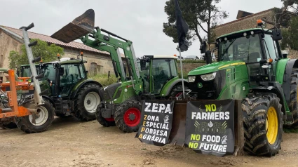 Tractors amb pancartes contra la ZEPA aparcats a Mas de Melons