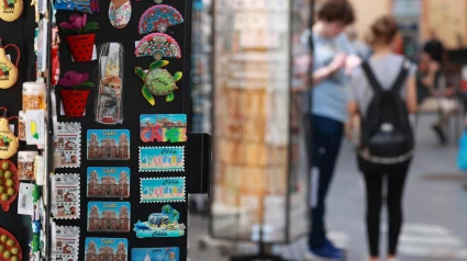 23/04/2024 Imagen turísticos en una tienda de Cádiz.POLITICA ROCÍO RUZ/EUROPA PRESS