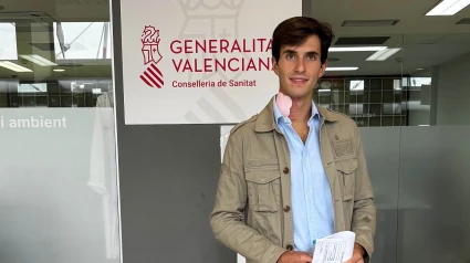 Samuel Navalón abandonando este viernes el Hospital Ribera de Alzira