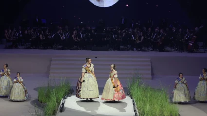 Falleras Mayores en el acto del Roig Arena