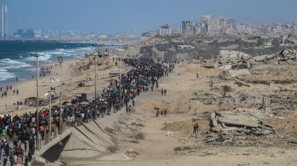 Palestinos avanzan por la carretera Al-Rashid hacia la ciudad de Gaza desde Nusairat, en el centro de la Franja de Gaza, el 10 de octubre de 2025.