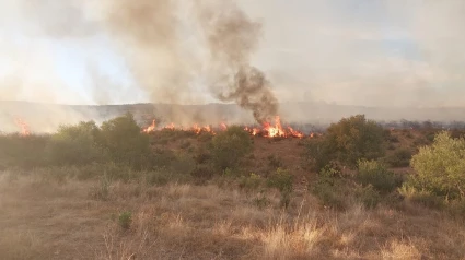 Imagen de las llamas del incendio declarado en El Castillo de las Guardas