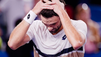 Valentin Vacherot se lleva las manos a la cabeza tras imponerse a Djokovic y meterse en la final del Másters 1.000 de Shanghai.