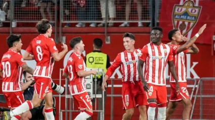 Los jugadores del Almería celebran un gol contra el Zaragoza