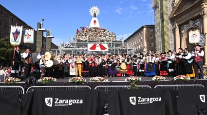 Ofrenda floral a la Virgen del Pilar, a 12 de octubre de 2025, en Zaragoza, Aragón (España). Las Fiestas del Pilar 2025 en Zaragoza