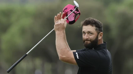El golfista español Jon Rahm saluda al público tras terminar su participación en el Open de España.