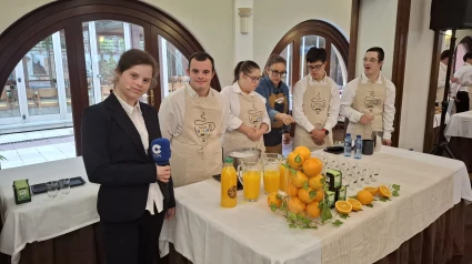 Mónica (i) y otros participantes en el XI Campeonato Baristas Down de Asturias