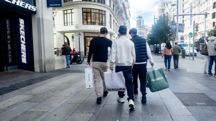 Clientes con bolsas en el Black Friday