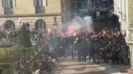 Imágenes que circulan en redes sobre los disturbios en la Plaza de la Provincia de la capital vasca