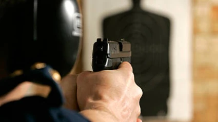 Un policía practica en una galería de tiro