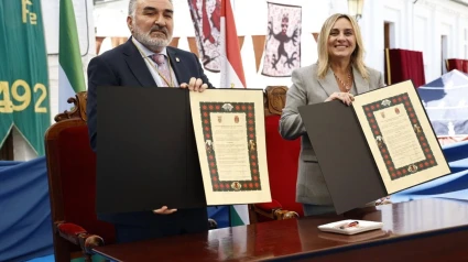 La alcaldesa de Granada, Marifrán Carazo, y su homólogo en el Ayuntamiento Santa Fe, Juan Cobo, tras la firma del acuerdo de hermanamiento