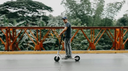 "No son juguetes, son vehículos": Un experto alerta del grave peligro de los patinetes sin formación vial