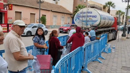 Camiones cisterna de 15.000 litros "dan de beber" al Mar Menor