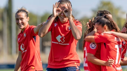 Claudia Jiménez celebra su gol con la camiseta de Osasuna