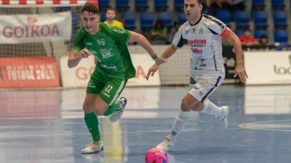 Josu Mendive en una acción de partido con Osasuna Magna