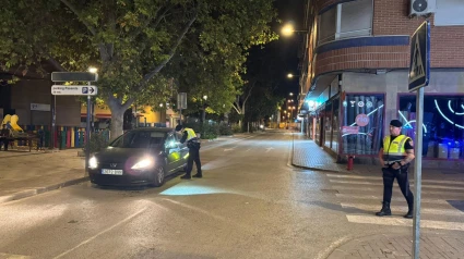 Un control nocturno de la Policía Local en una calle de Lorca