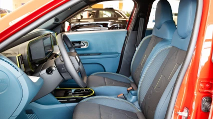 Vista interior del nuevo Fiat Grande Panda subcompacto o supermini híbrido o EV