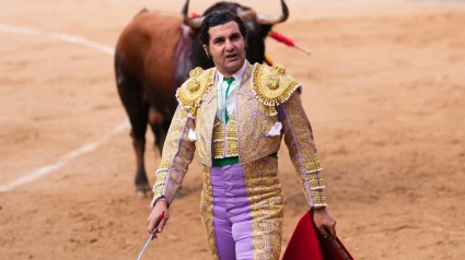 El diestro Morante de la Puebla durante el festejo taurino de la Feria de Otoño celebrado este domingo en la plaza de Las Ventas, en Madrid