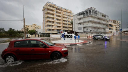 Un coche circula por una calle inundada de Xeraco